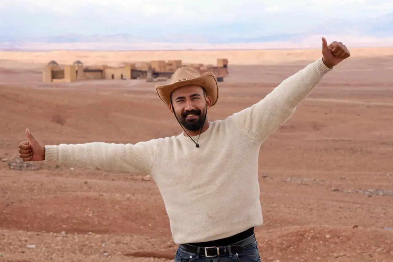 Omar en el desierto, cerca de Uarzazat