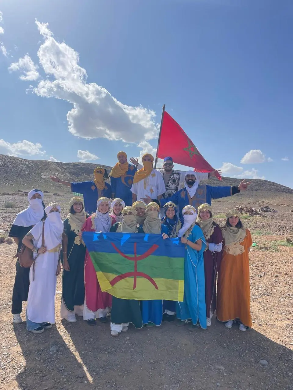 Un grupo de viajeros en el desierto de Marruecos